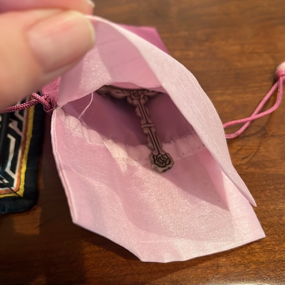 Vintage Floral Themed Mirror with Pretty Pink Satin Drawstring Pouch - Picture 7 of 9